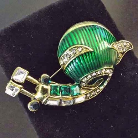 "MOVING RIGHT ALONG" GREEN GUILLOCHE ENAMEL SNAIL ESCARGO RHINESTONE PIN 69 - Picture 1 of 2